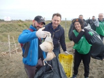 Il reggiseno ritrovato tra i rifiuti raccolti oggi dai volontari di Fare Verde